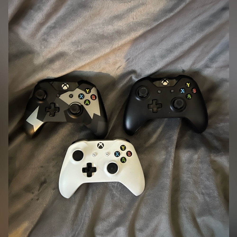 Xbox Wireless Controller bundle (3 different controllers)